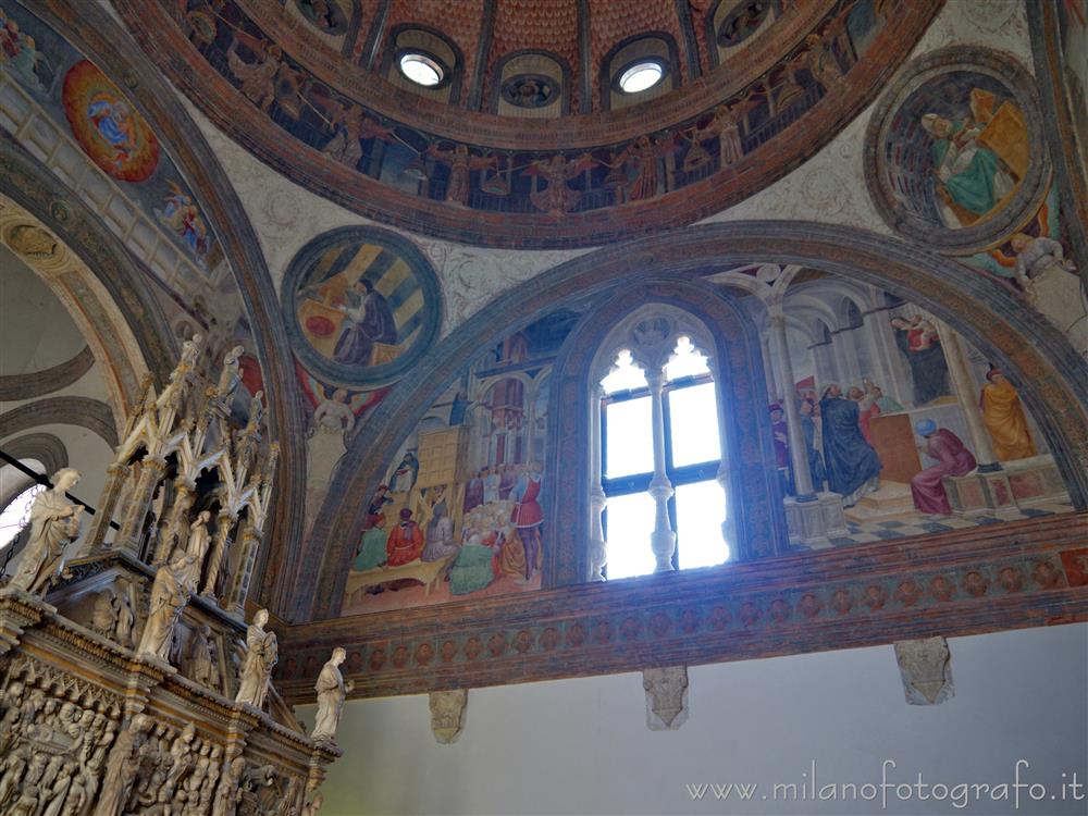 Milano - Guardando verso la parete interna destra della Cappella Portinari